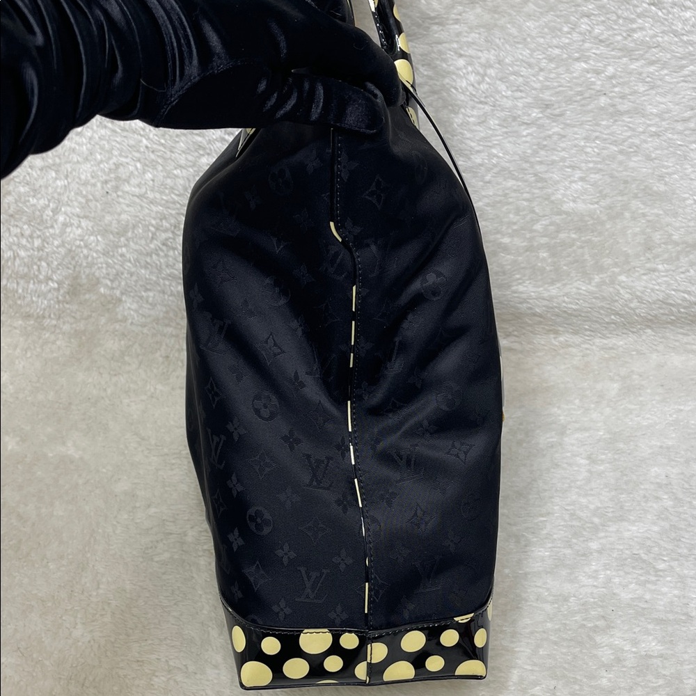 Louis Vuitton x Yayoi Kusama Nylon Monogram Lockit MM Limited Edition Tote Bag - Picture 9 of 16